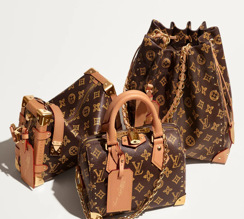 Iconografía del Louis Vuitton Monogram en piezas de viaje y bolsos, conectando herencia, función y deseo cultural.