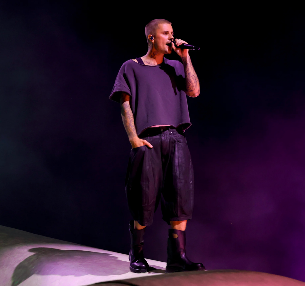 Justin Bieber en Coachella 2026 con piel limpia y look minimalista