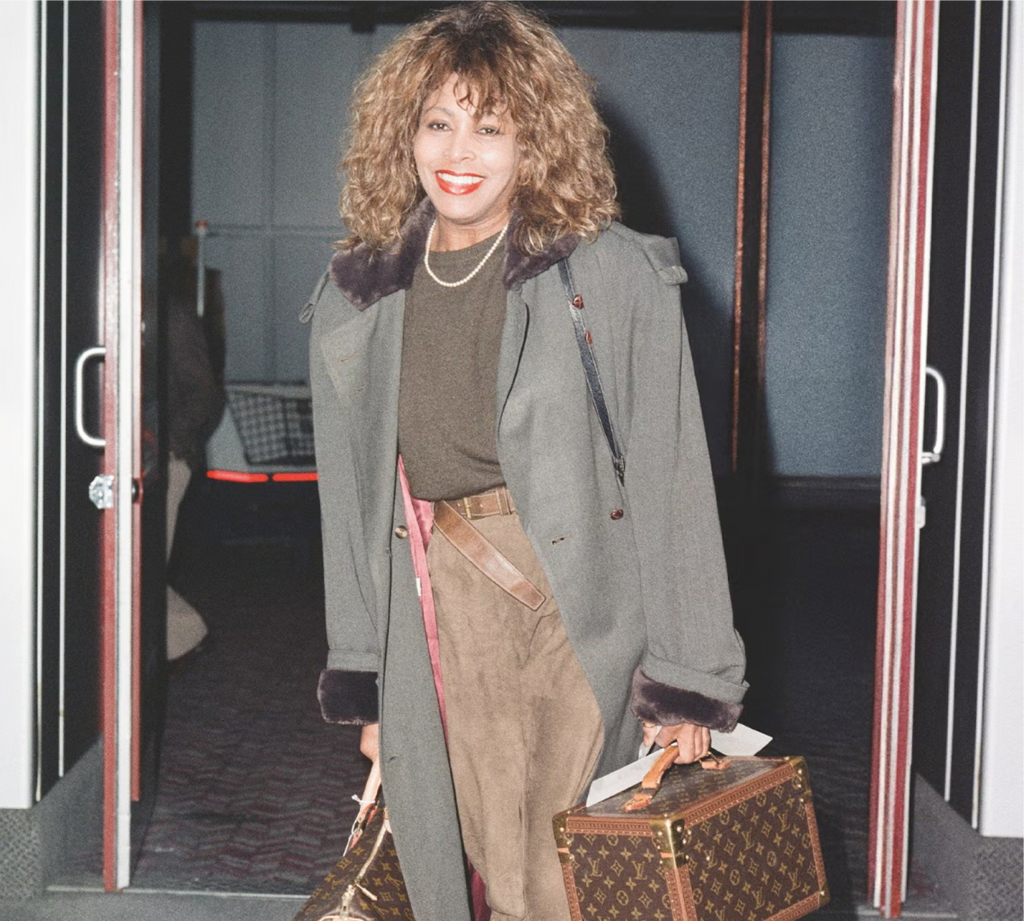 Tina Turner usando el monograma de Louis Vuitton