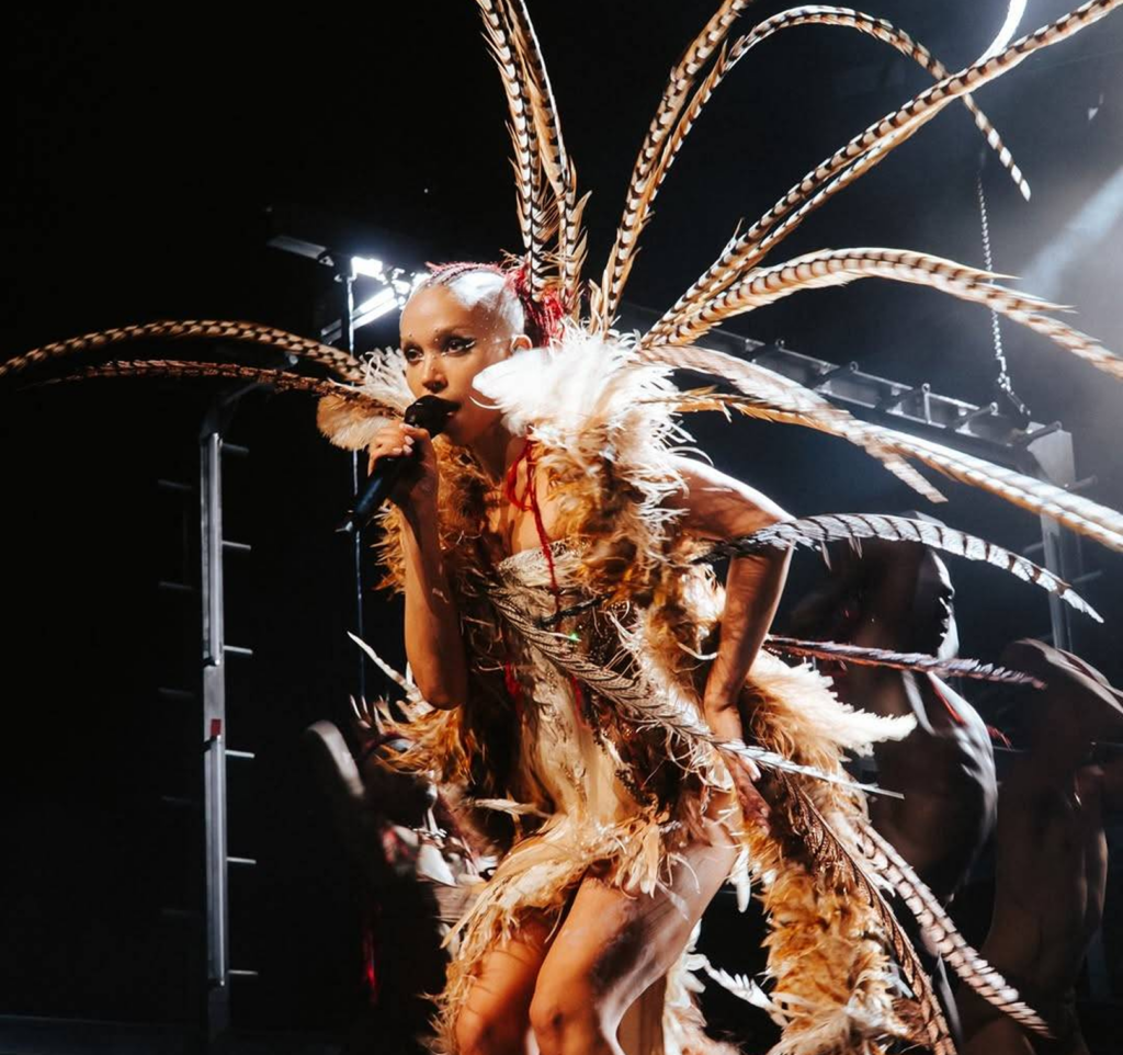 FKA Twigs en Coachella 2026 con maquillaje artístico y futurista