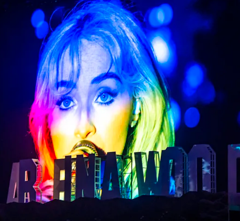 Sabrina Carpenter en Coachella 2026 con labial rojo y maquillaje glam